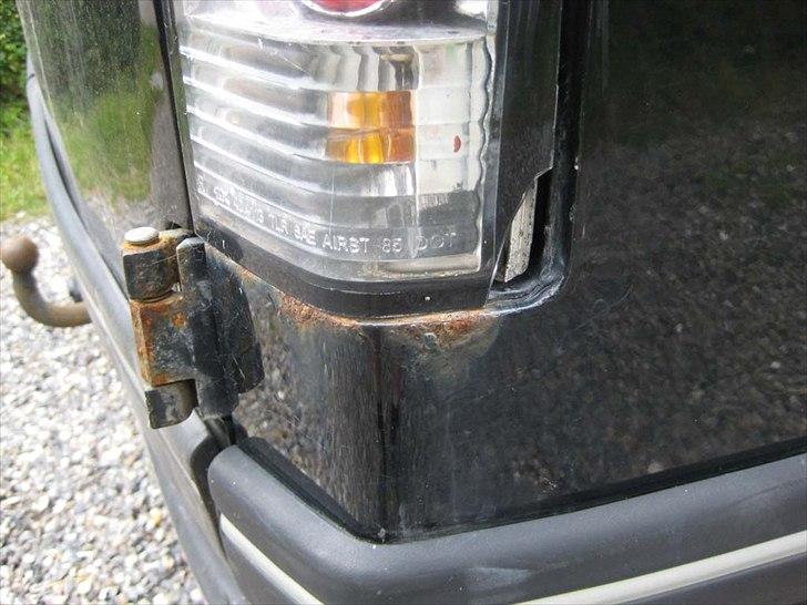 Astro van 1989 - Fra Skrot til Slot - Bilen har nogle fede chrom baglygter, men desværre er de ødelagt af bla. slag og vand. De bliver derfor udskiftet med nogle nye standard lygter til at starte med. billede 5