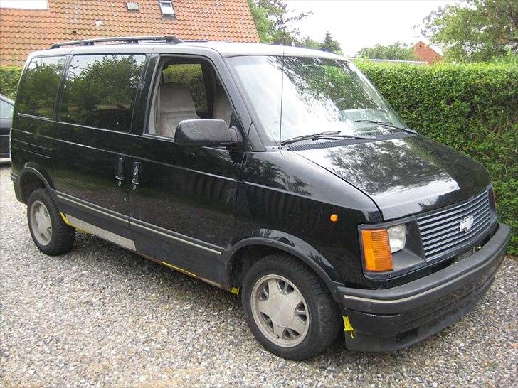 Astro van 1989 - Fra Skrot til Slot - Det gule er noget som er klasket på ved svejsning af panelet i højre side, det skal selvfølgelig slibes ned, paddes og slibes - og males igen. billede 14