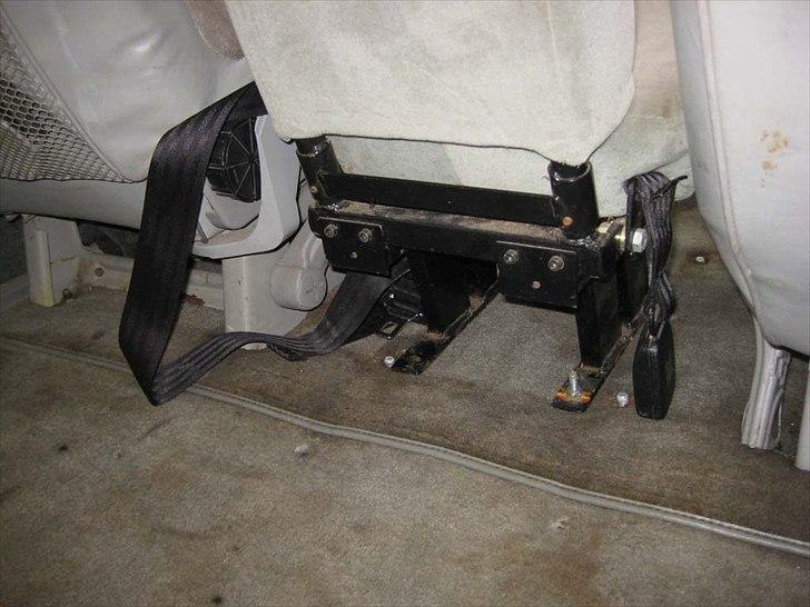 Astro van 1989 - Fra Skrot til Slot - Her ses det kiksede midtersæde, det er monteret med en flok mindre bolte og er end ikke i nærheden af de originale bolte...ikke sikkert efter min mening, så det ryger. billede 16