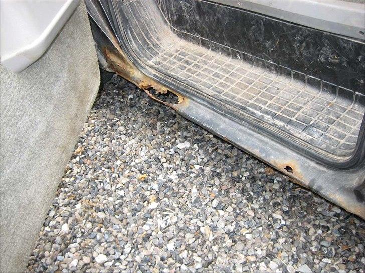 Astro van 1989 - Fra Skrot til Slot - Panelet/trinbrædtet i førersiden er meget voldsom tustent - nærmest væk.
Nyt panel incl. trin er indkøbt og skal 'blot' svejses på billede 17