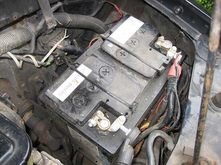 Astro van 1989 - Fra Skrot til Slot - Bilen var selvfølgelig død for strøm Derfor måtte vi sætte dette omvendte batteri på for at få den flyttet ved købet - den kører iøvrigt fantastisk. billede 19