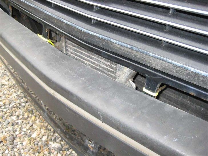 Astro van 1989 - Fra Skrot til Slot - Her ses den ekstra oliekøler til gearkassen - sat fast med plaststrips. billede 20