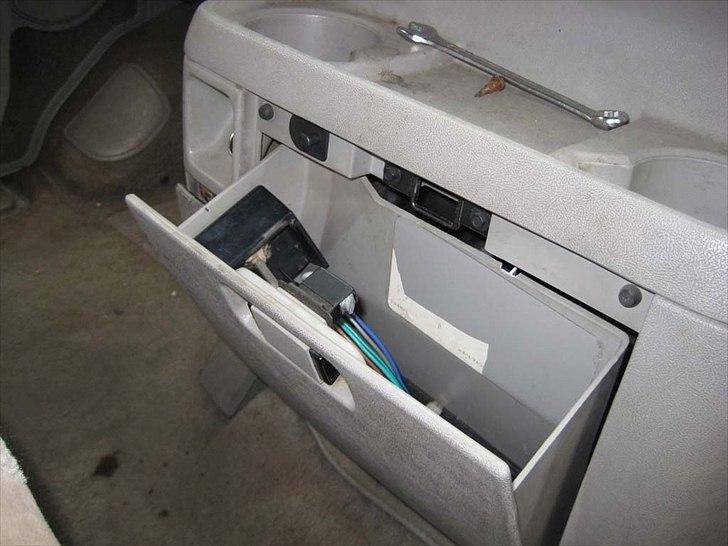 Astro van 1989 - Fra Skrot til Slot - Der skal ryddes op, der skal vaskes af - og bruges en uhyggelig mængde vinylshine...så skal den nok stå pænt igen :-) billede 22