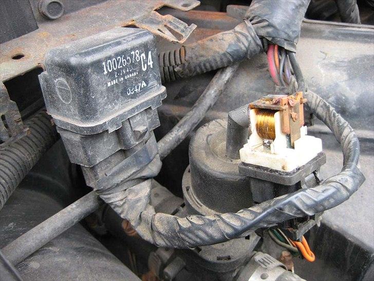 Astro van 1989 - Fra Skrot til Slot - Dette relæ aner jeg ikke hvad er til - men det bliver pissevarmt når bilen er tændt ! billede 23