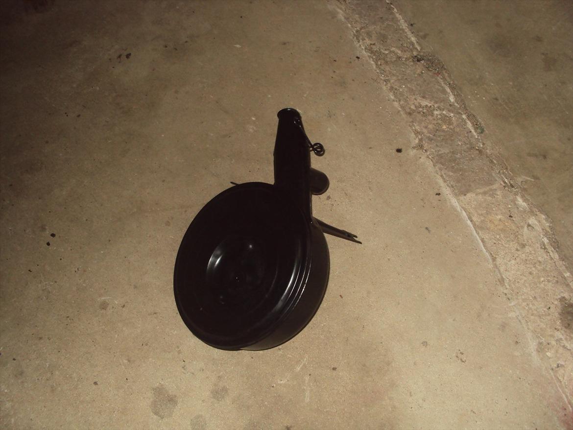 toyota starlet kp60 projekt - luftfilterkasse kommet hjem fra pulverlak. den var så rusten, at sandblæsningen ikk kunne slå alt af. så den er ikk super pæn,. men skal alligevel have weber på den. på et tidspunkt :D billede 20