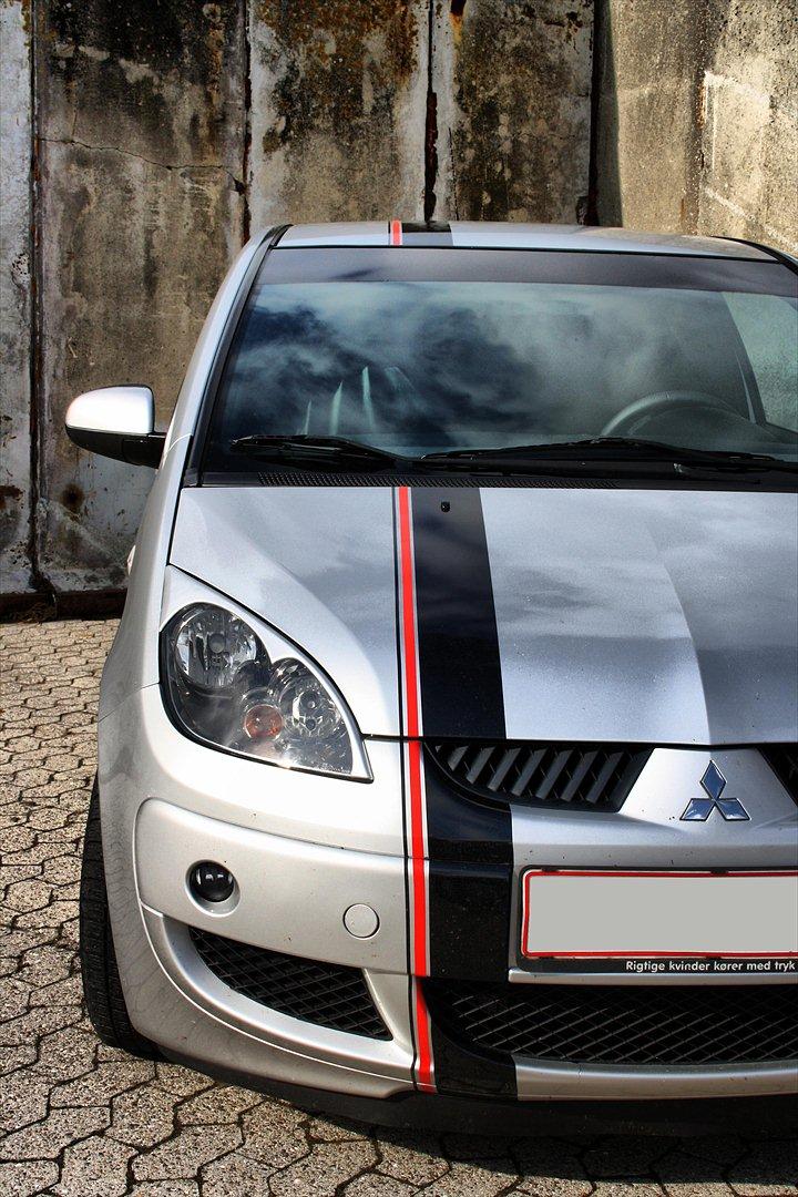 Lidt folie  - Forrude streamer monteret + 3 striber hen over bilen .  billede 1