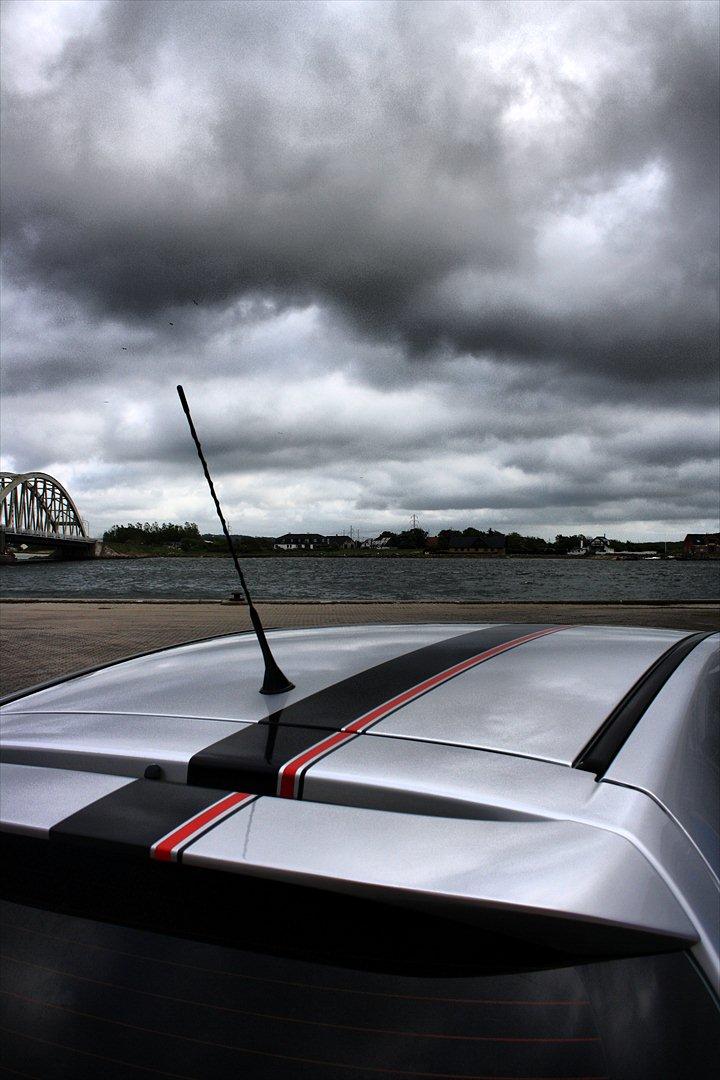 Lidt folie  - Min Colt , med 3 striber hen over bilen .  billede 2