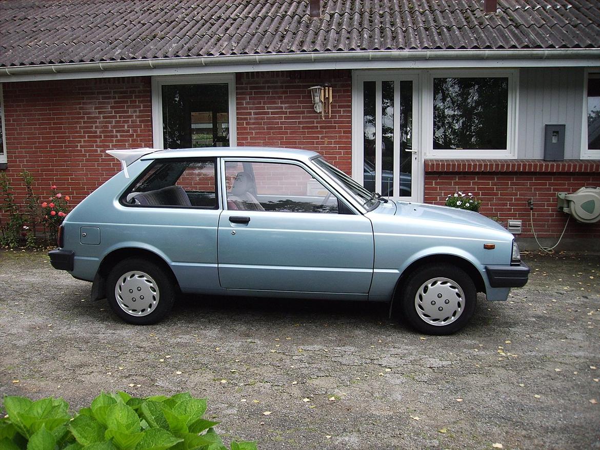 toyota starlet kp60 projekt - min RWD spoile monteret med tape på min nyindkøbte bil :D  billede 24