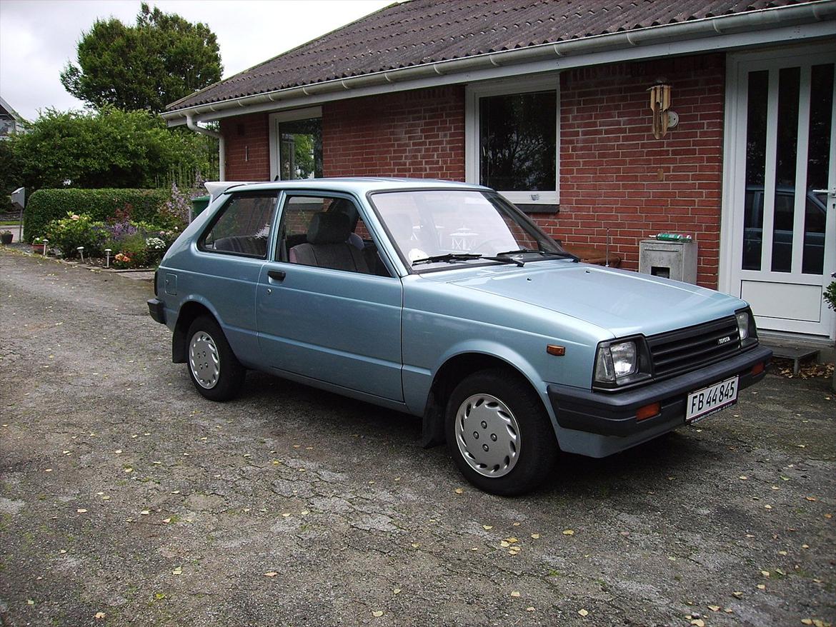 toyota starlet kp60 projekt - min RWD spoile monteret med tape på min nyindkøbte bil :D  billede 25