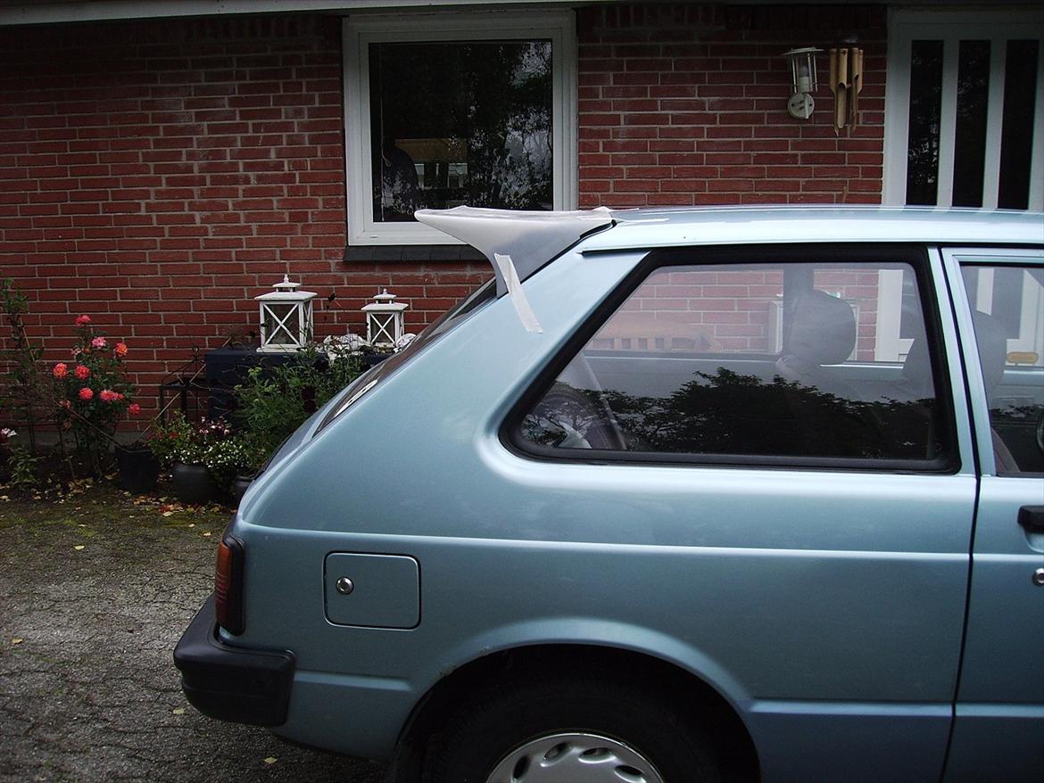 toyota starlet kp60 projekt - min RWD spoile monteret med tape på min nyindkøbte bil :D  billede 26