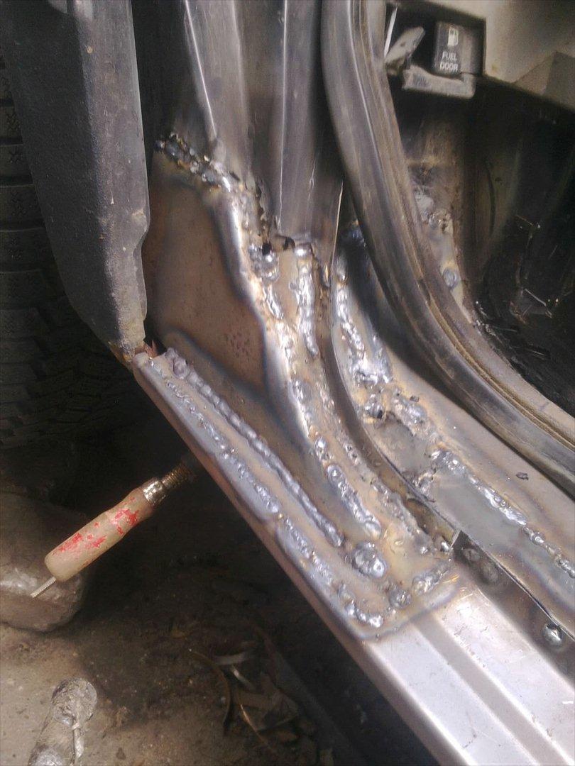 Astro van 1989 - Fra Skrot til Slot - Her er pladesnedkeren undervejs med panelet i førerdøren - det var nærmest væk, bla. grundet en meget dum placering af lyddæmpende måtter som havde holdt på en fandens masse vand. billede 32