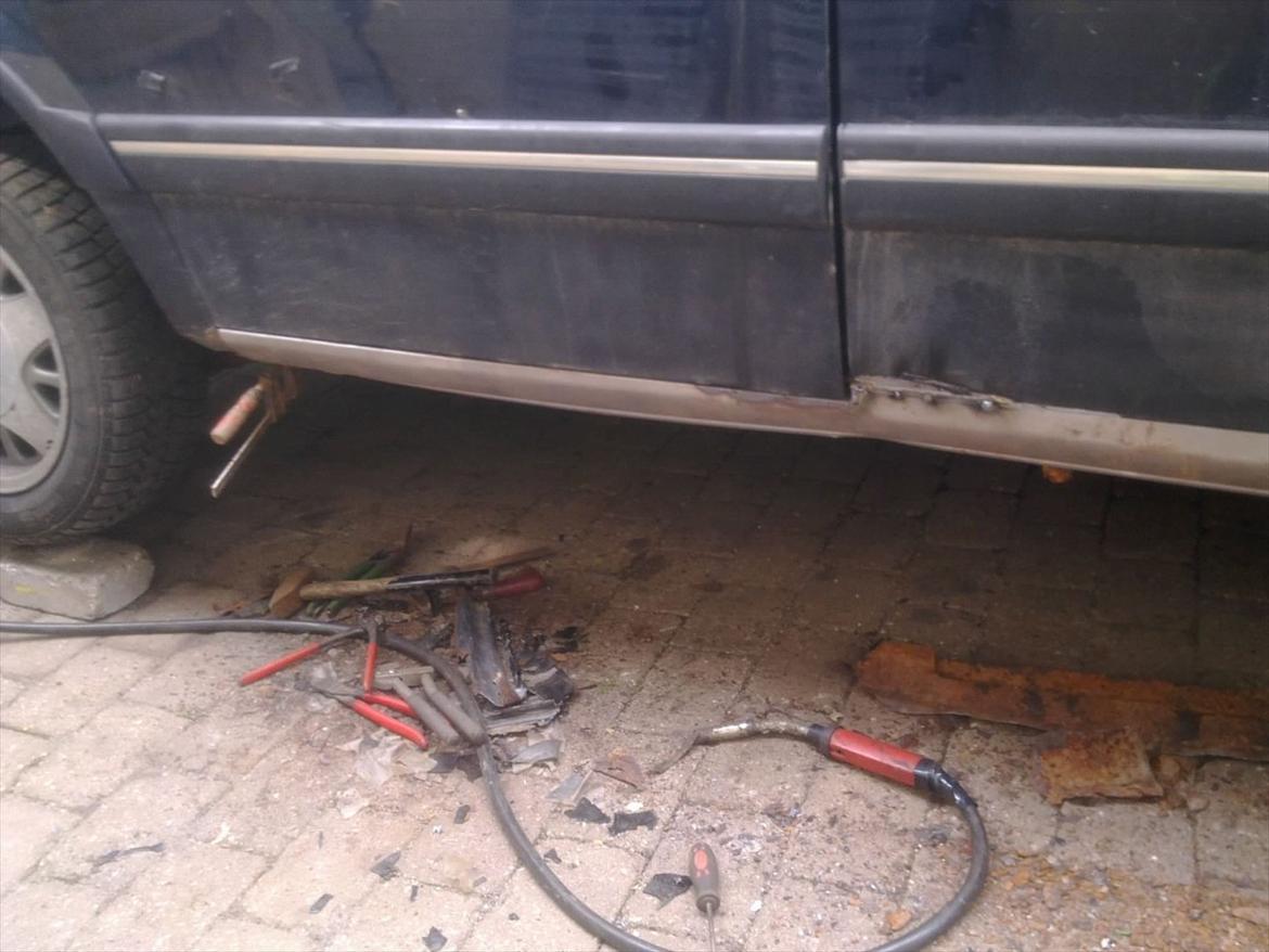 Astro van 1989 - Fra Skrot til Slot - Lige med lukket dør her, så man kan få en fornemmelse....det skal nok blive fint efter slibning, karosseri-kit, maling, slibning og maling og gummihud :-D
 billede 35