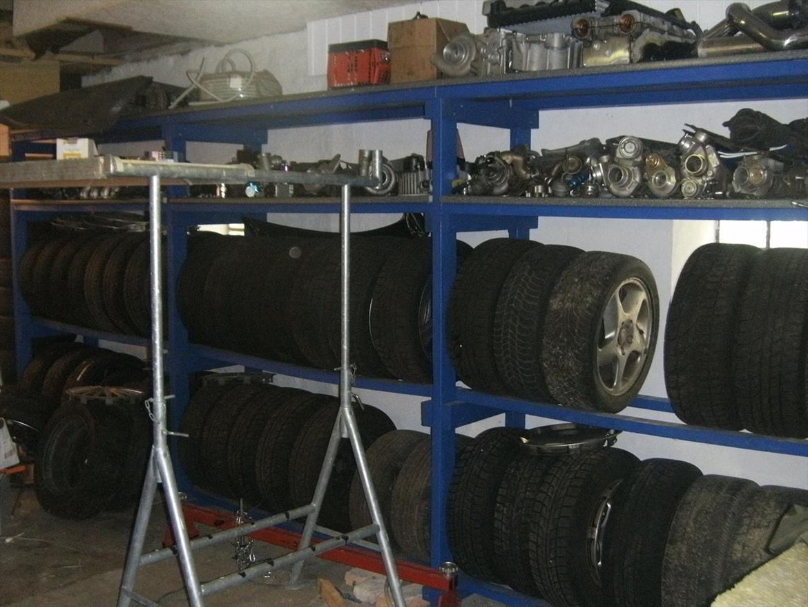 En dag ved Volvo manden.  - Den anden side af garagen.. Flere fælge, en masse topstykker og turboladere, turbo manifolde, you name it!  billede 19