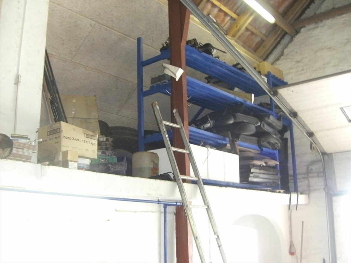 En dag ved Volvo manden.  - Det lille lager. Flere fælge inden bagved, kabiner, ledningsnet, viskermotore, udstødninger, og alt muligt! billede 21