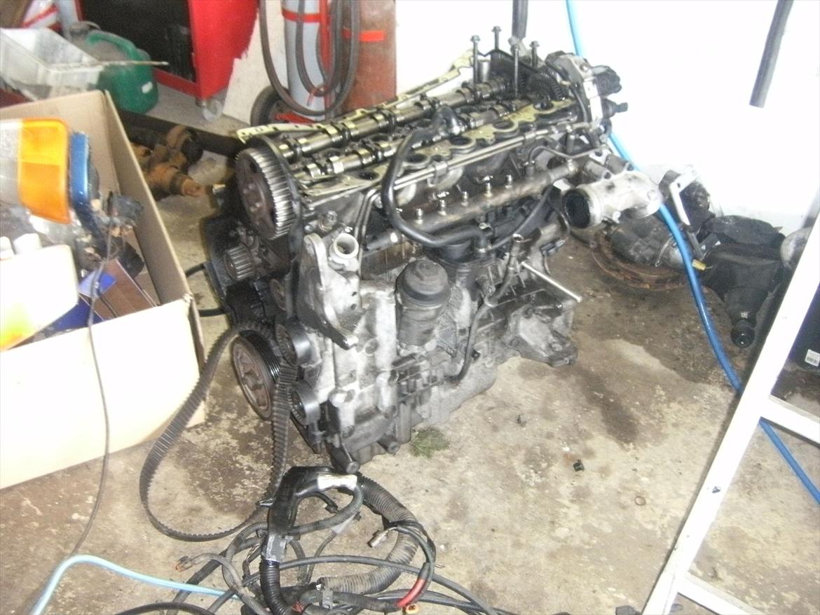 En dag ved Volvo manden.  - Den gamle motor til v70'eren. 

Vi skiftede den, da tandremmen havde hoppet en bette smule. :/  Han glemte at spænde generatoren.... billede 25