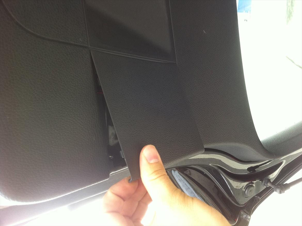 udskiftning af baglygter vw golf 6. - Først skal dækslet på indersiden af bagklappen pilles af. Kommer nemt af. billede 1