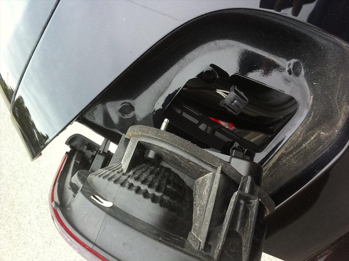 udskiftning af baglygter vw golf 6. - Så nemt kommer lygten ud. Rens af der hvor den nye lygte skal monteres.  billede 5