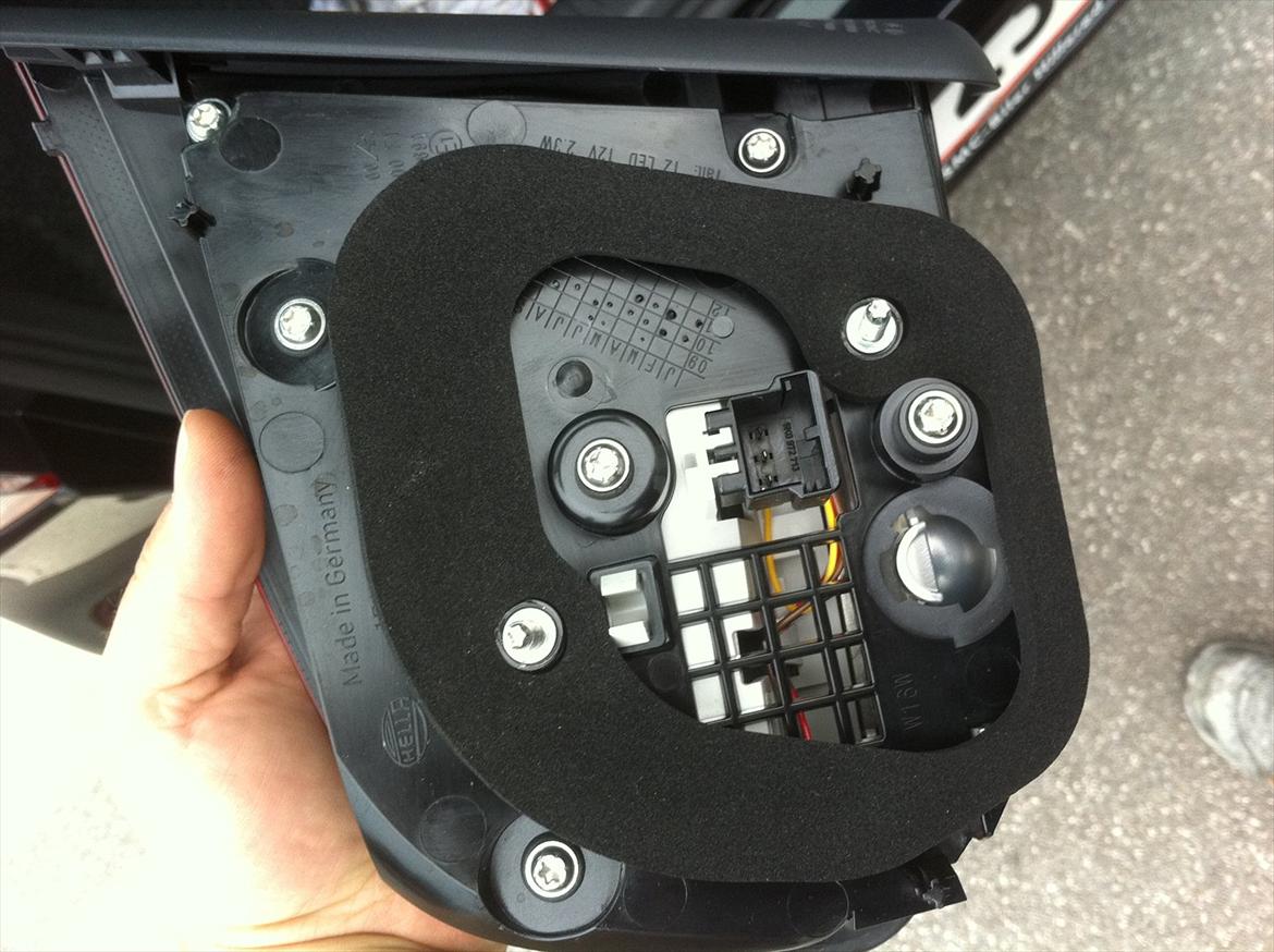 udskiftning af baglygter vw golf 6. - Bagsiden af LED baglygten til bagklappen. billede 7