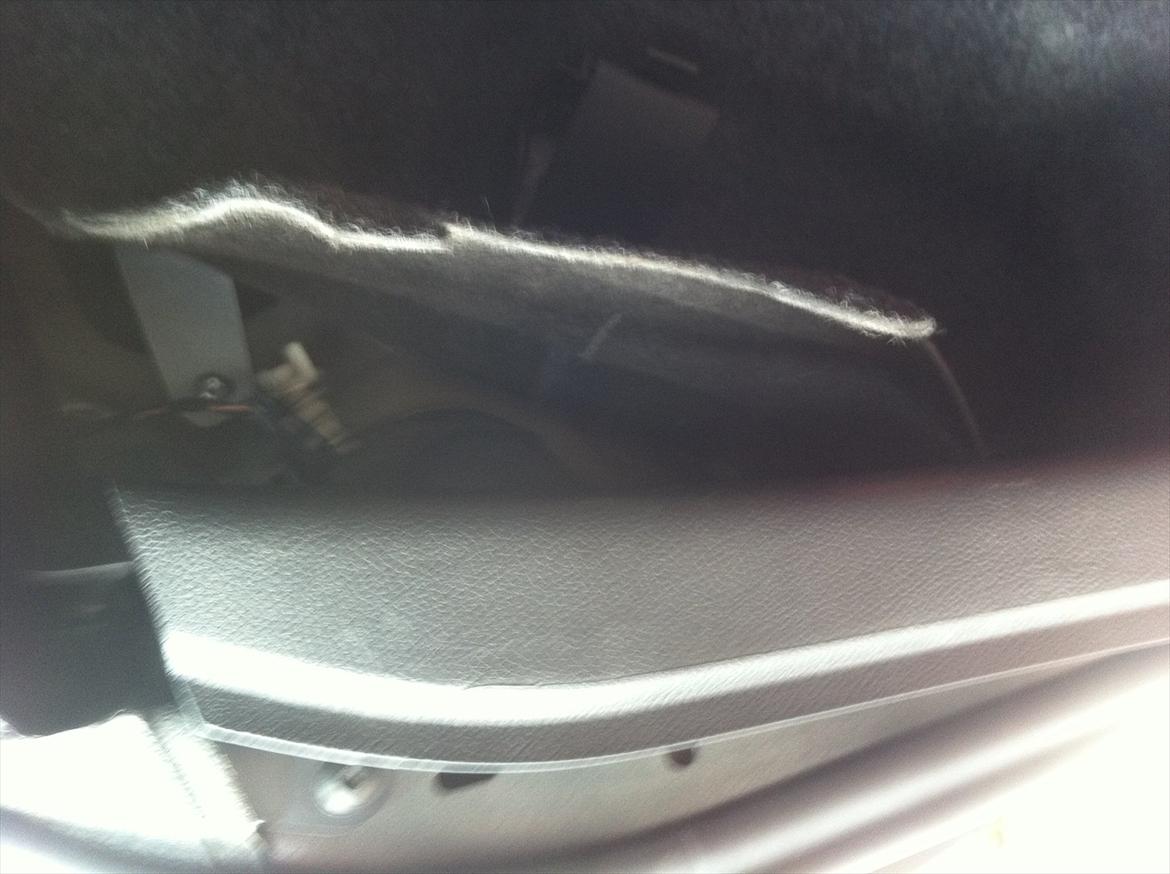 udskiftning af baglygter vw golf 6. - så til sidelygterne. Der skal du trække i plastkanten. Der skal måske trækkes lidt, men kun så du lige kan pille tæppet væk og komme til bagved.  billede 11