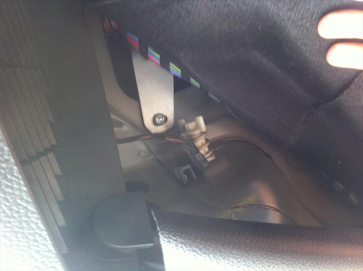 udskiftning af baglygter vw golf 6. - Først piller du stikket ud. Og derefter skal du skrue den hvide "bolt" ud med fingrene. Værktøj burde ikke være nødvendigt.  billede 13