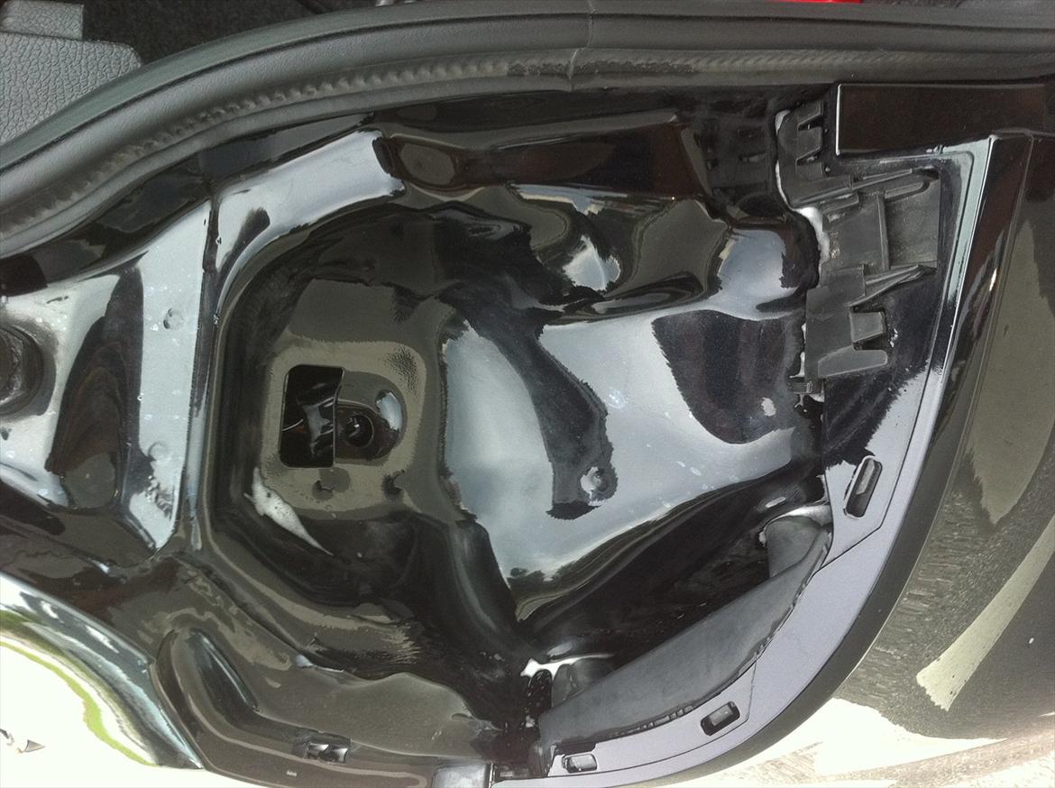 udskiftning af baglygter vw golf 6. - Afrenset. Her kan du se de glideskinner som du skal ramme igen.  billede 18