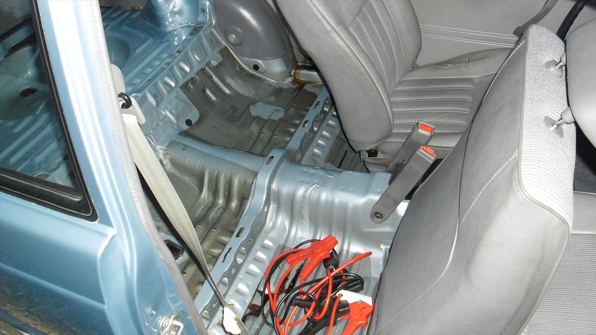 toyota starlet kp60 projekt - det er ikk rust det brune det er igen textyl, den er satme velholdt billede 30