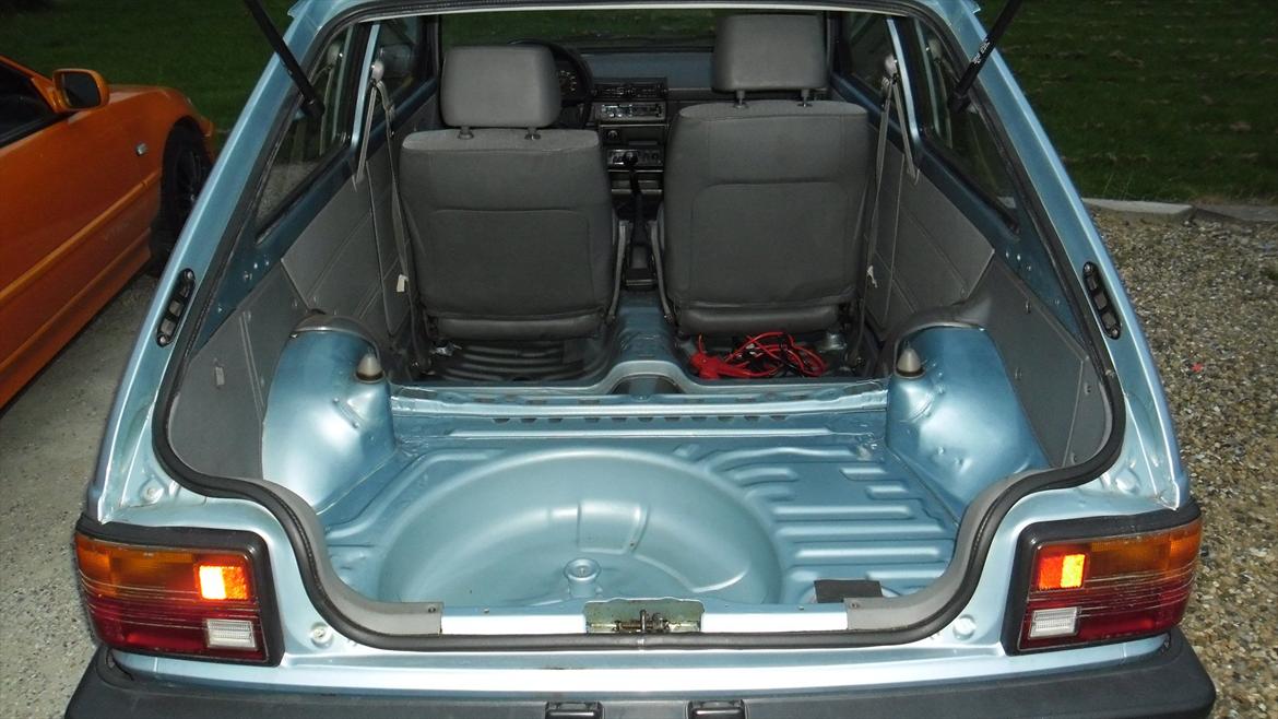 toyota starlet kp60 projekt - det er ikk rust det brune det er igen textyl, den er satme velholdt billede 32