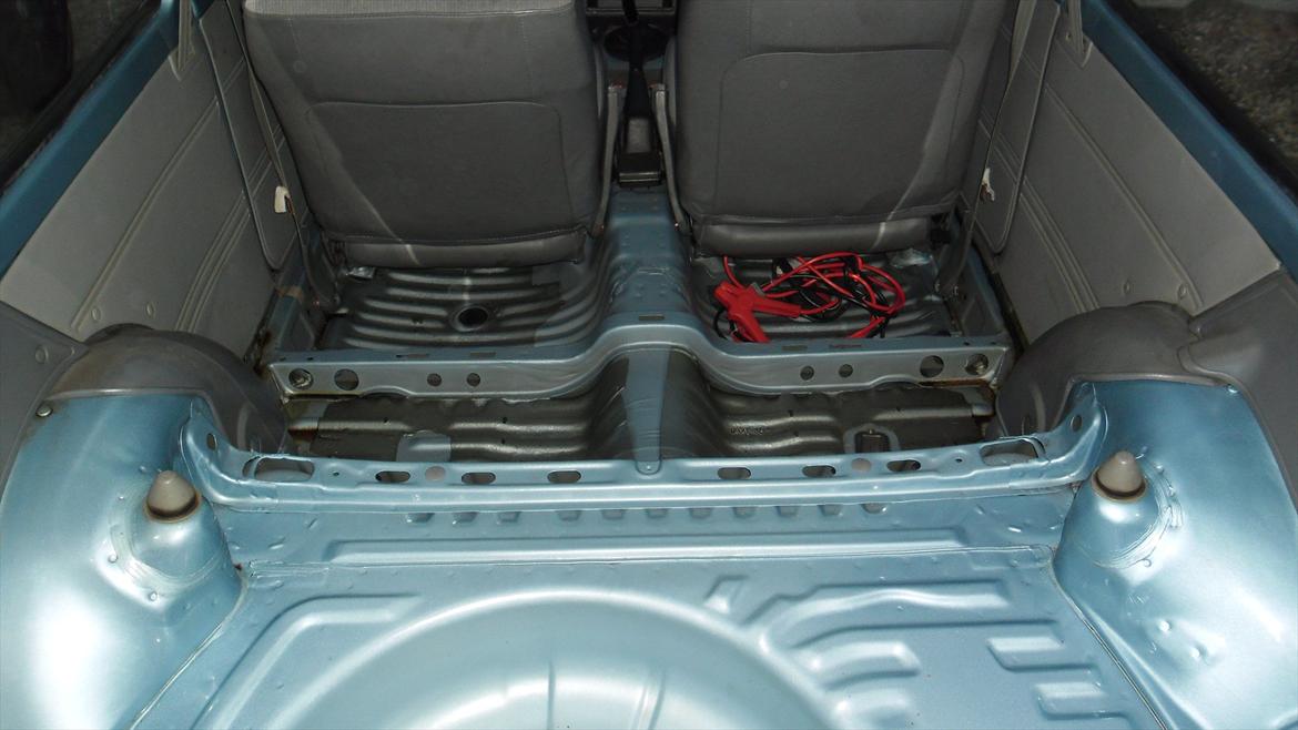 toyota starlet kp60 projekt - det er ikk rust det brune det er igen textyl, den er satme velholdt billede 33