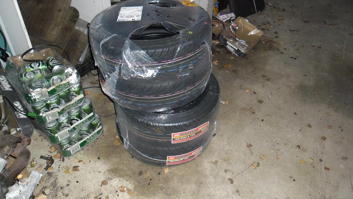 toyota starlet kp60 projekt - ny dæk kommet hjem. så skal de bare monteres ;D billede 47