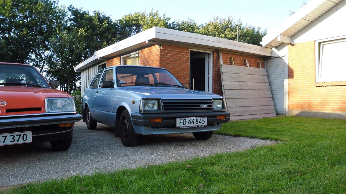 toyota starlet kp60 projekt - endelig fået mig et højre sidespejl :D dejligt at man kan orientere sig ordentlig i trafiken, gir også et bedre udseende  billede 48