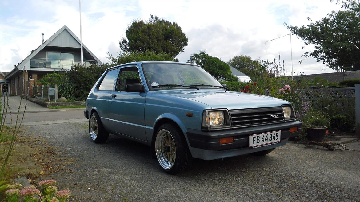 toyota starlet kp60 projekt - fælge monteret og det er bare lækkert :D billede 51