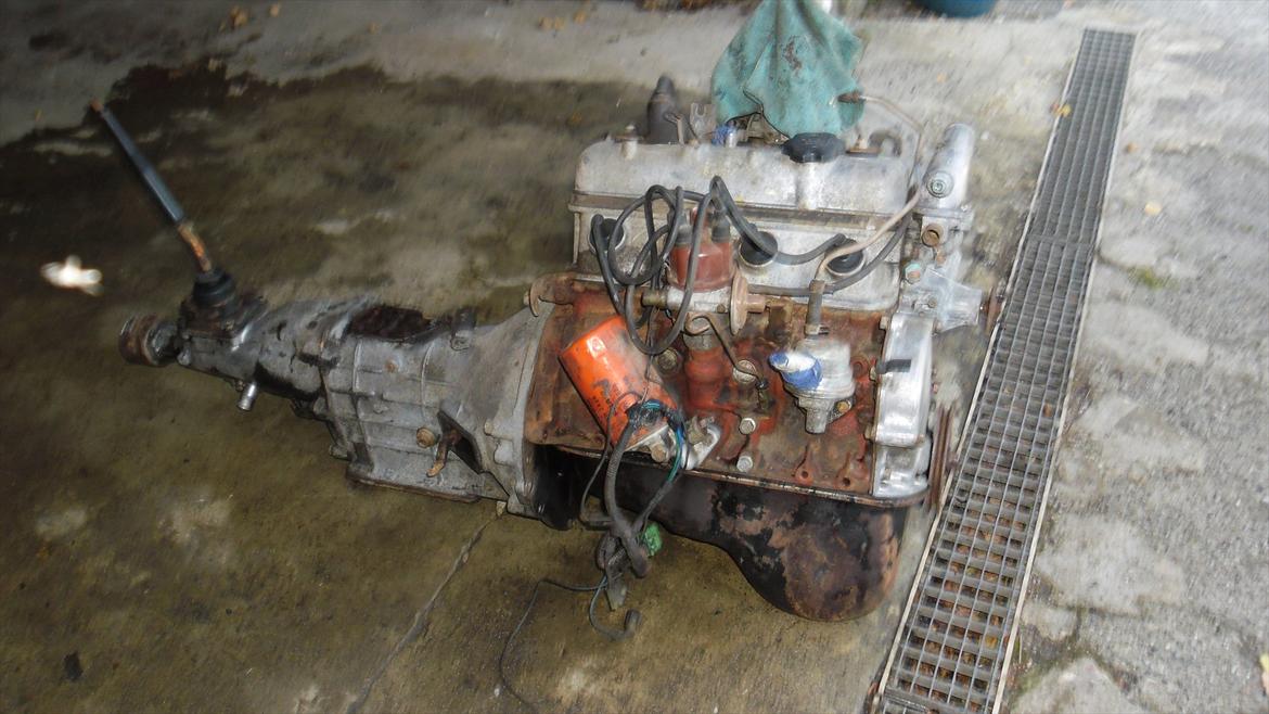 toyota starlet kp60 projekt - så har den fået en tur med motorrens, så skal jeg have den løftet op så jeg kan få den skilt ad billede 55