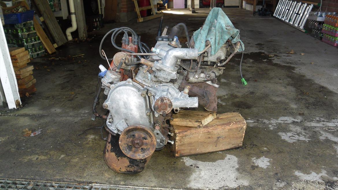 toyota starlet kp60 projekt - så har den fået en tur med motorrens, så skal jeg have den løftet op så jeg kan få den skilt ad billede 56