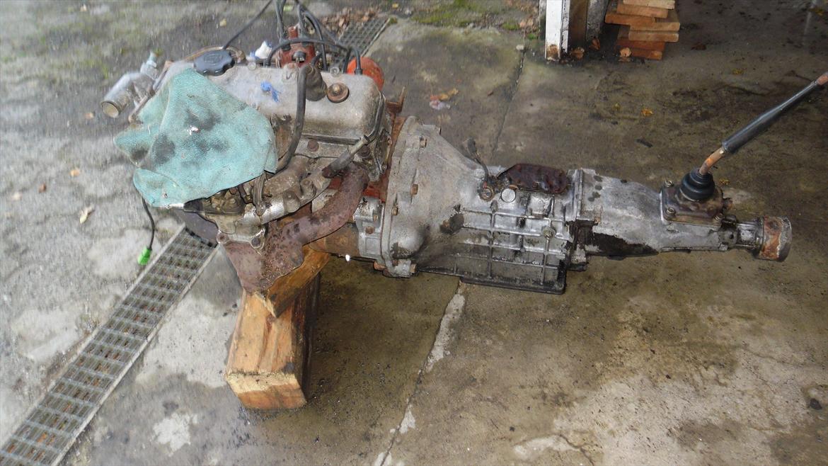 toyota starlet kp60 projekt - så har den fået en tur med motorrens, så skal jeg have den løftet op så jeg kan få den skilt ad billede 57