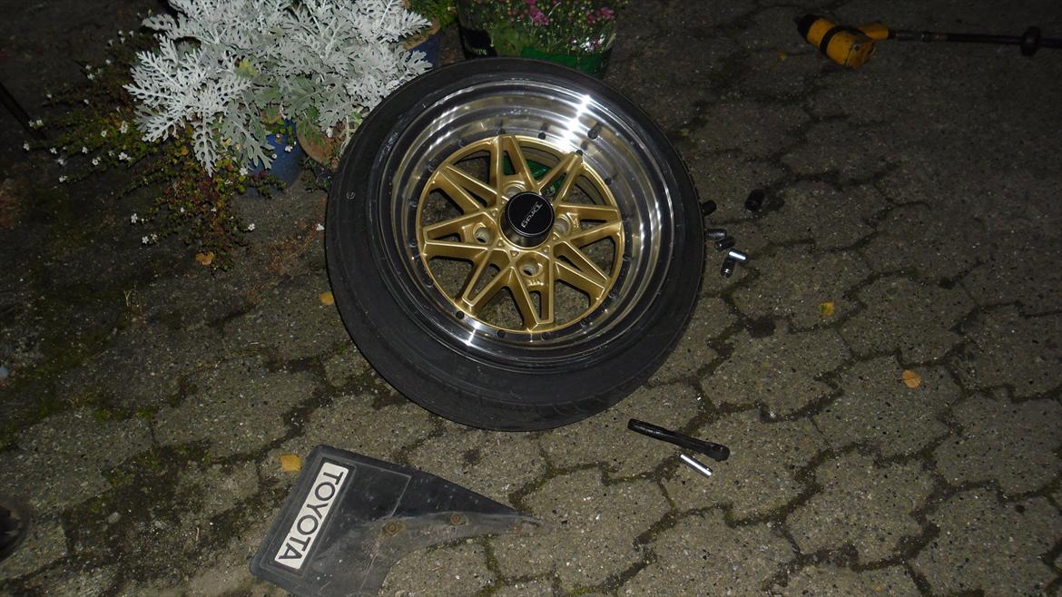 toyota starlet kp60 projekt - bilen skilt ad. og gjort klart til at få malt de ting der skal laves billede 63