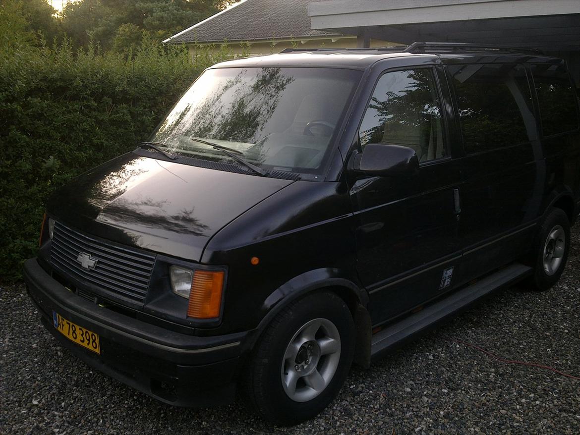 Astro van 1989 - Fra Skrot til Slot - Så blev skærmen malet, med snilde, tålmodighed og to dåser sort maling, så kom det til at se helt fint ud :-) billede 53