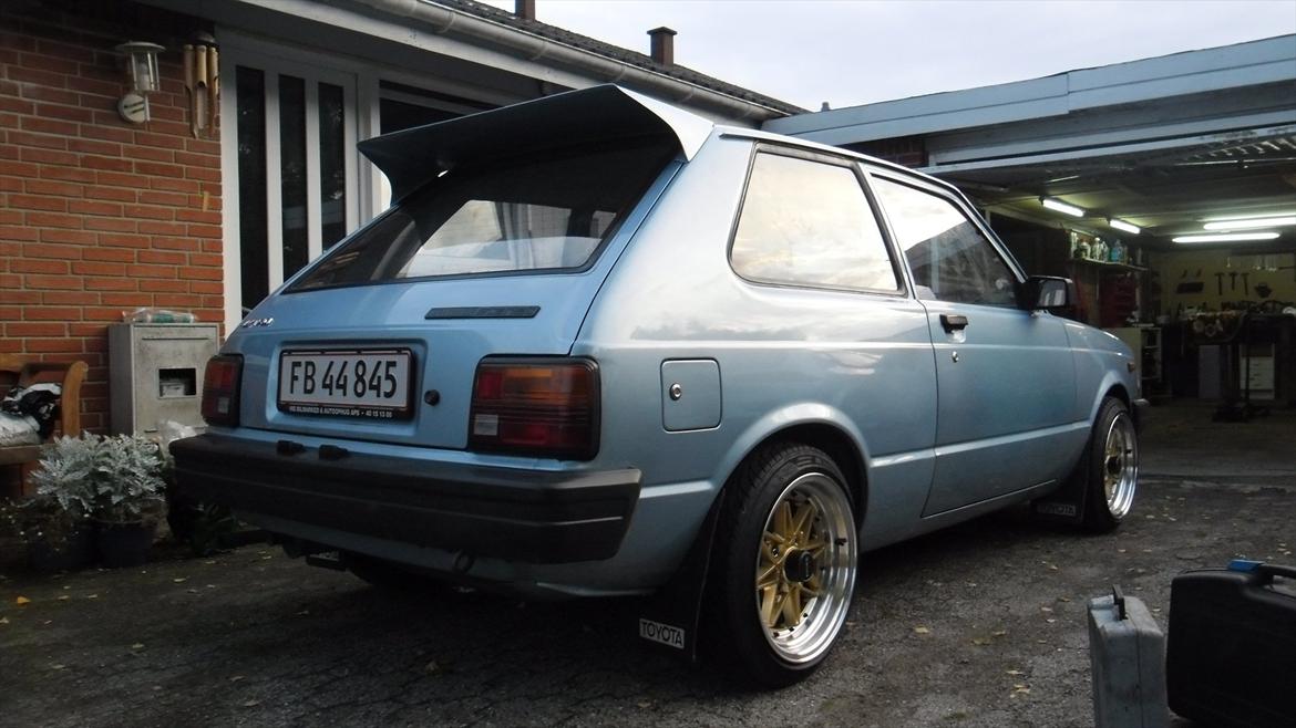 toyota starlet kp60 projekt - RWD spoile monteret, og det ser fucking lækkert ud :D billede 75