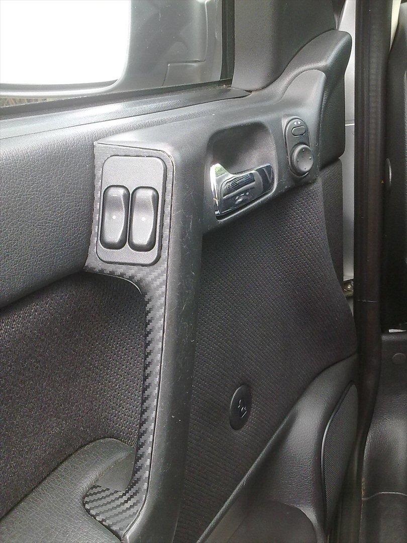 Carbon folie i Astra g - Så skulle der prøves .. Havde pakket hele håndtaget ind men det så alt for voldsomt ud!! Så dette kom jeg frem til synes det ligner lidt noget orginalt?? billede 3