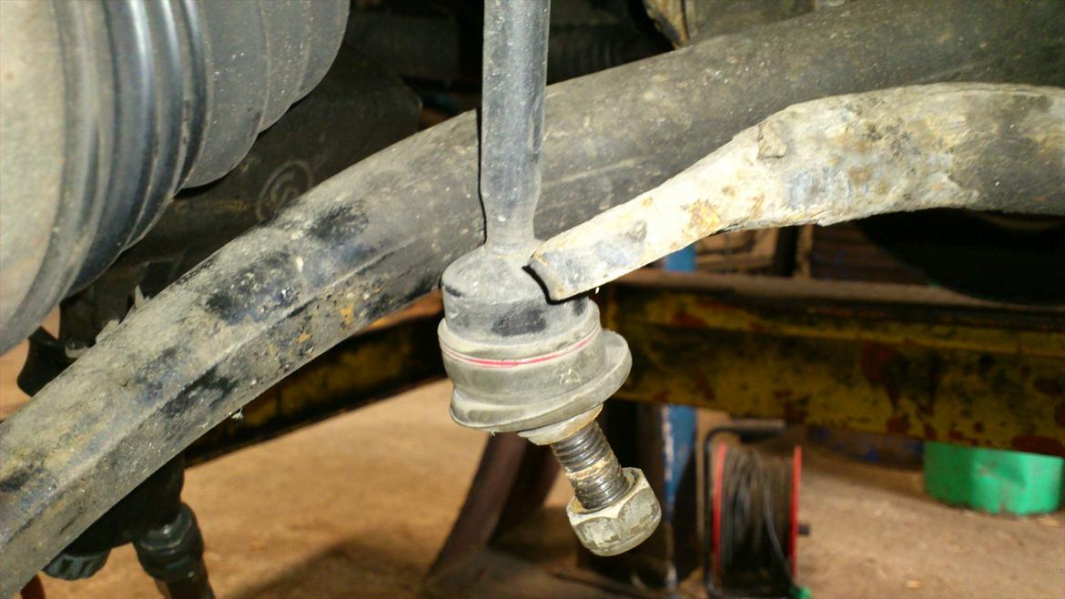 peugeot 106 rallye motor skift - "kødben" skal af. 19mm bolt. skru den af nede ved stabilisatorarmen. så er den nemmer at få ud. billede 16