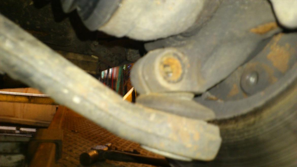 peugeot 106 rallye motor skift - bære-kugle. 17mm strue med 17 mm bolt. kan godt være lidt svære at få ud. men du skal bare afmonter alt det er hænger ved ophænget. OGSÅ BREMSERNE-KALIBERN, billede 19