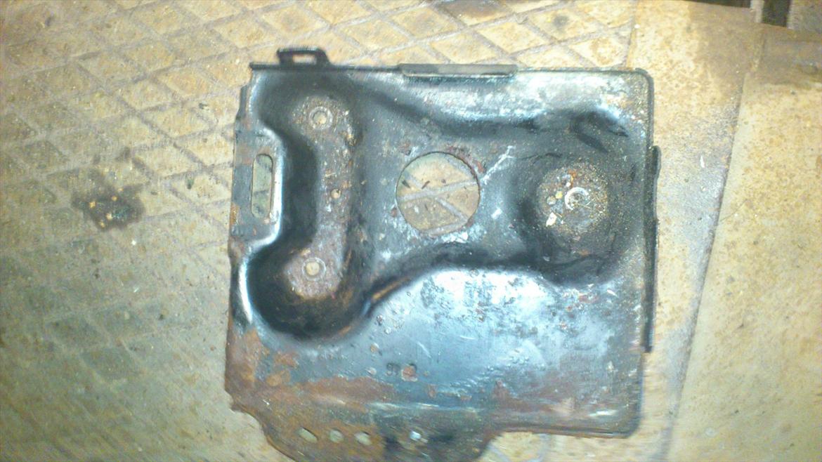 peugeot 106 rallye motor skift - motor ophæng i føresiden sider en lille plade til batteri'et. sidder med 10mm skruer, 3 styk.  billede 35