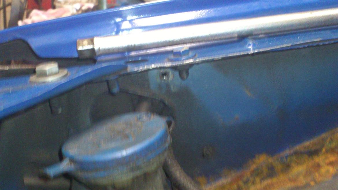 peugeot 106 rallye motor skift - motor-styringen har 3 skruer, 8mm. hvor den ene sider meget dumt. inden under siden-skærmen. billede 38