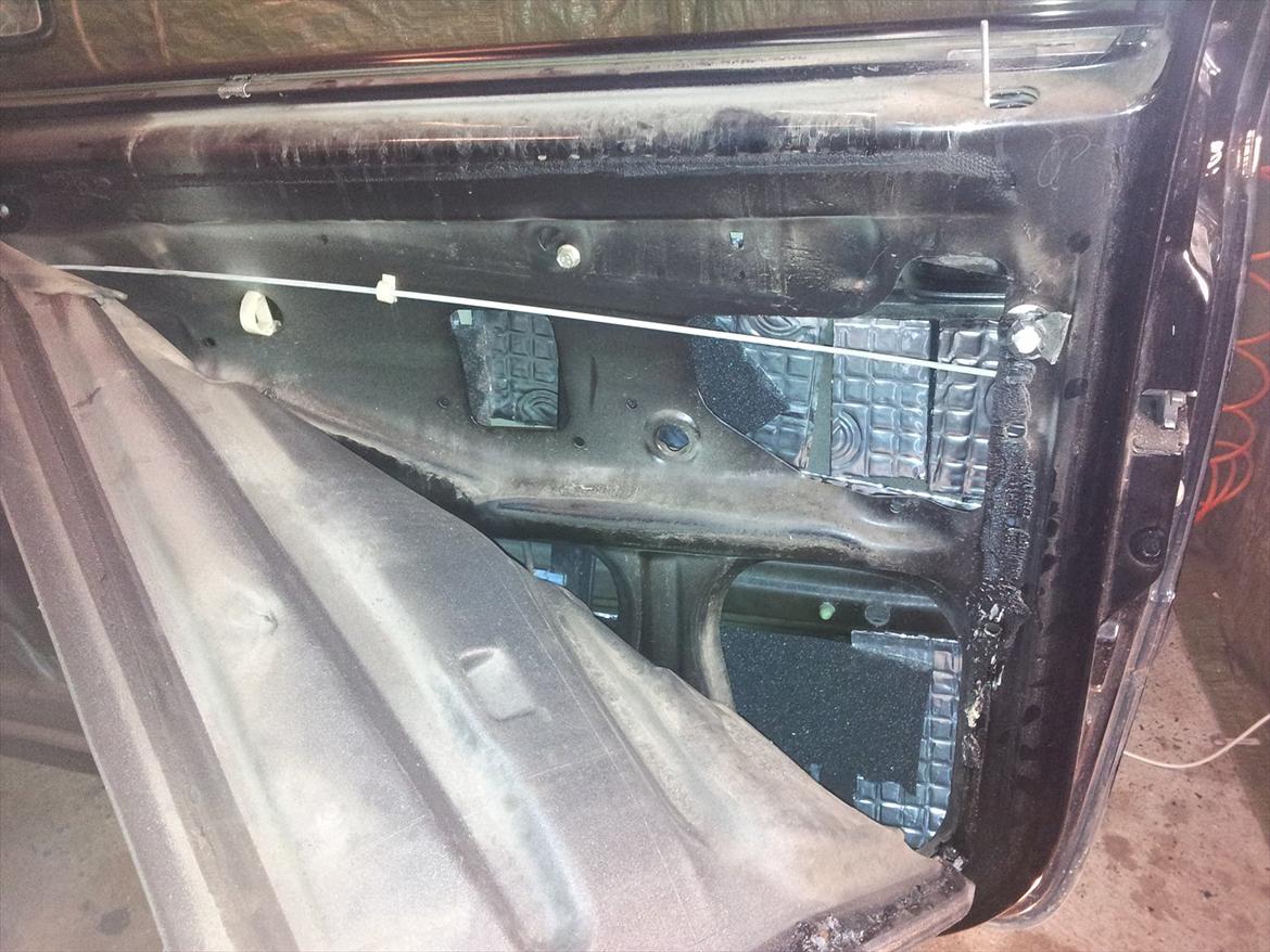 Støjdæmpning af golf3, Døre + nye højtalere. - Det samme i højre side... vibroplast. billede 9