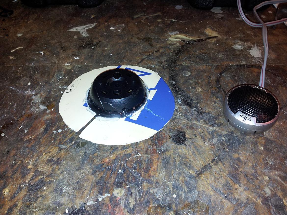 Støjdæmpning af golf3, Døre + nye højtalere. - Diskant holder limet fast i den nye indsats. billede 14