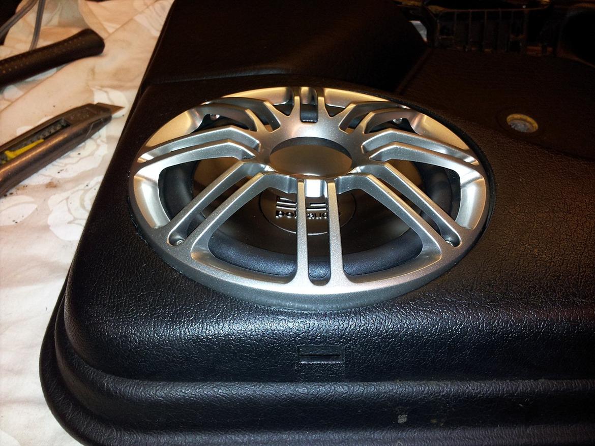 Støjdæmpning af golf3, Døre + nye højtalere. - nice "´Brian" effekt :)
Desværre var kantophænget for højt, til at det originale vw gitter passede på :( billede 16