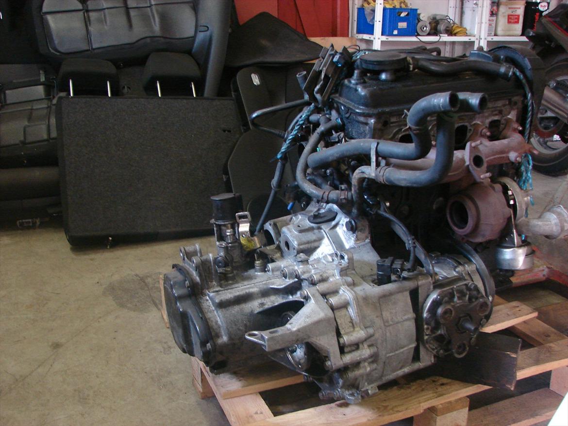 Golf 2 syncro projekt  - D.24-9-11 så er gearkassen monteret på den nye motor og beslag er tilpasset til tdi motoren da de var til en 1,8 benzin motor billede 157