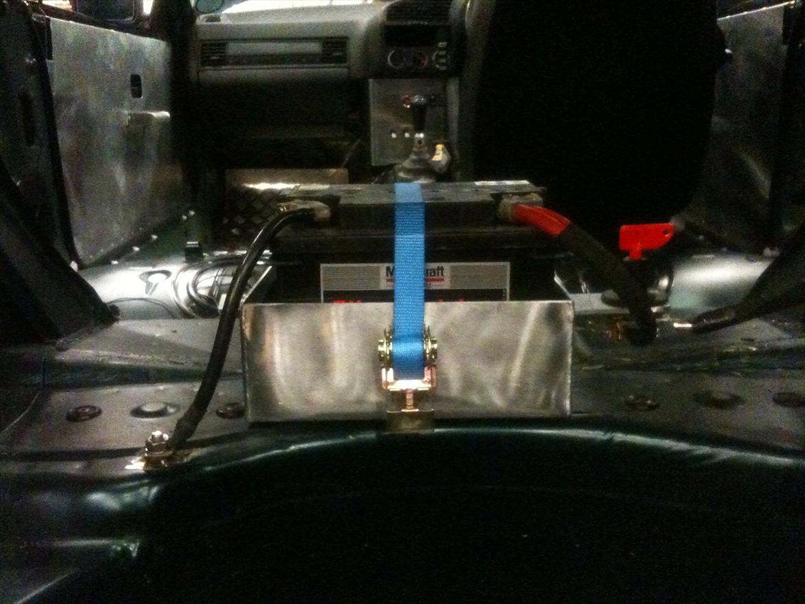 BMW E36 328i Drift opbygning - Til dem af jer der har en BMW E36 ved batteriet sidder meget udsat ovre i højre side, så vis jeg smaskede højre side af bagenden ind i muren så ville batteriet være færdig, så har flyttet det ind i midten og stå i stedet billede 31