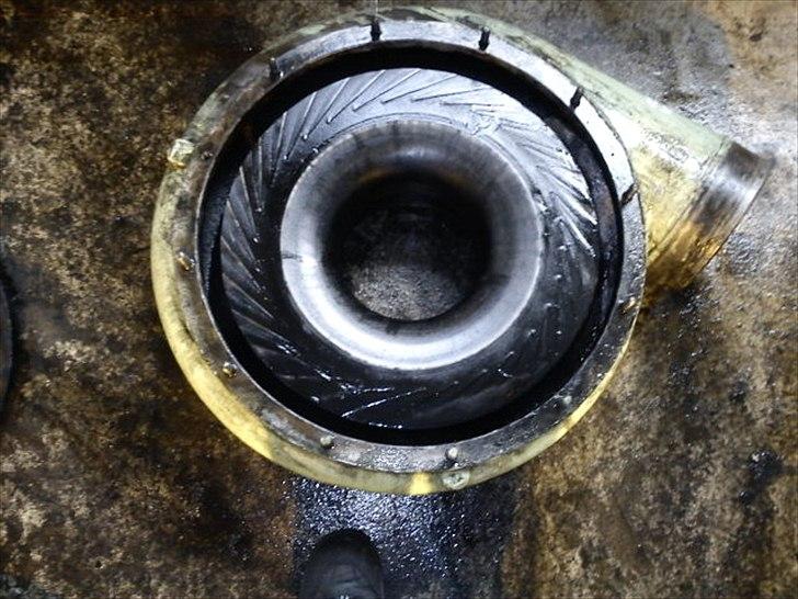 Lidt fra mit arbejde som skibsmontør - En del af en turbolader - min fod nedenunder for at vise størrelsen. Ved ikke lige hvilken motor den er til. billede 20