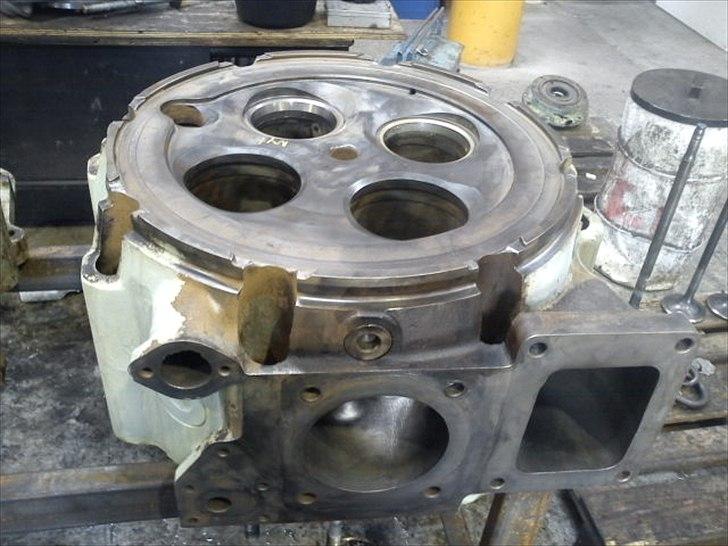 Lidt fra mit arbejde som skibsmontør - Et topstykke til en MAK motor, hvor ventiler, startluft, dyse og alt er afmonteret. Billedet snyder lidt, idet hvert enkelt topstykke (monteret med alt) vejer cirka 750 kg, og der er otte styks på en motor af den type. billede 19