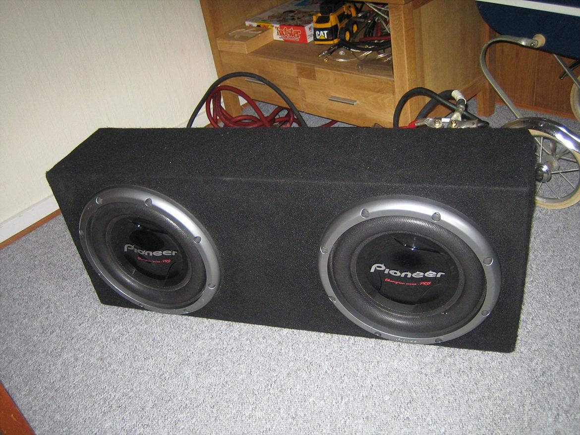 Anlæg (Pioneer) - Lige da jeg havde købt det (Denne kasse er tilsalg, den er lavet i rigtig godt håndværk! Der er 2-3 lag MDF plade i og ægge skum og den er fuget rundt i kanten osv!) den er til 12" billede 2